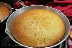 te-dinner-buffet-cornbread-whole